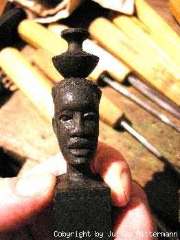 Schachfigur-Afrika-Ebenholzschnitzerei3.JPG
